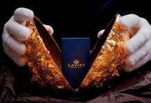 این تخم شکلاتی ۱٫۵ میلیاردی، یک گوشی از جنس طلا در داخل خودش دارد!