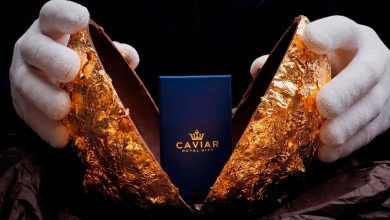 این تخم شکلاتی ۱٫۵ میلیاردی، یک گوشی از جنس طلا در داخل خودش دارد!