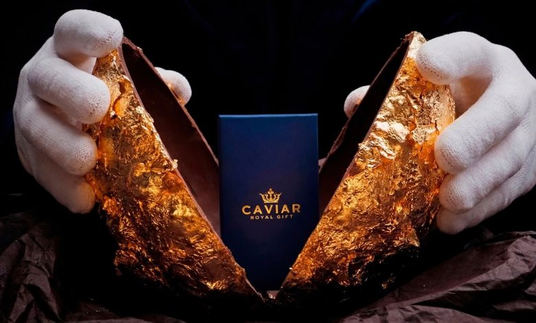 این تخم شکلاتی ۱٫۵ میلیاردی، یک گوشی از جنس طلا در داخل خودش دارد!