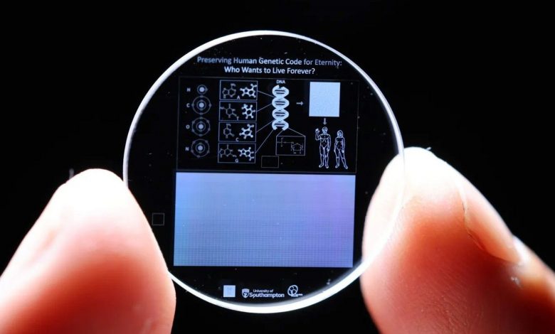 این شیشه عجیب، اطلاعات را تا ۱۳٫۸ میلیارد سال ذخیره میکند!