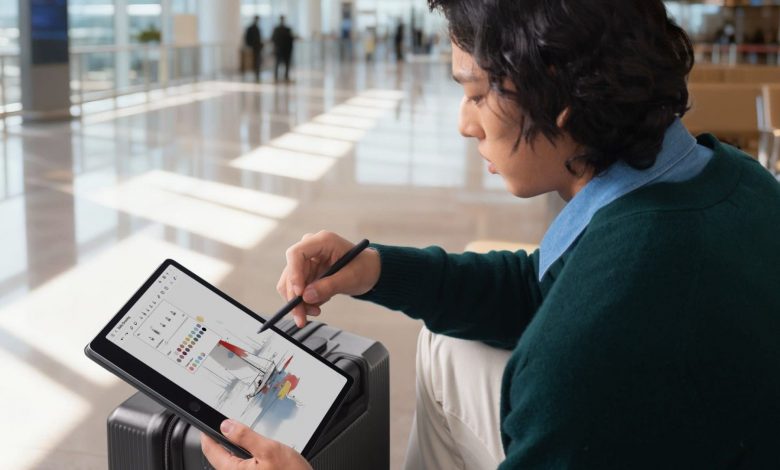 تبلت جدید تی‌سی‌ال با نمایشگر شبیه کاغذ، مناسب کتاب‌بازها است