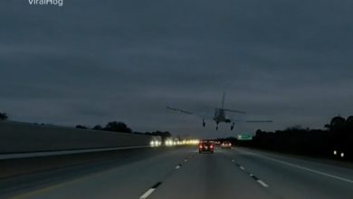 تماشا کنید: فرود هواپیما روی تویوتا کمری در وسط بزرگراه!