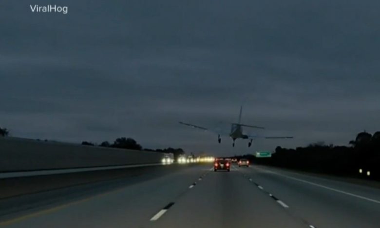 تماشا کنید: فرود هواپیما روی تویوتا کمری در وسط بزرگراه!