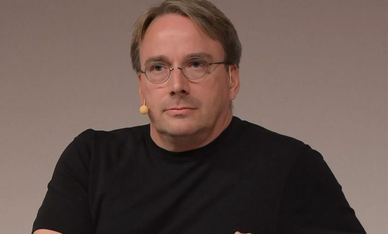 خالق لینوکس، ایلان ماسک را احمق خواند