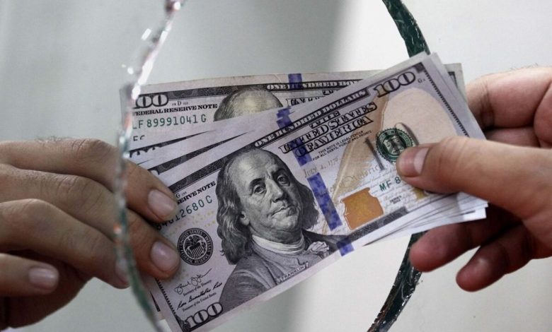 رشد دلار در مرکز مبادله از بازار آزاد جلو زد؛ دلار رسمی در یک روز ۳ هزار تومان گران شد