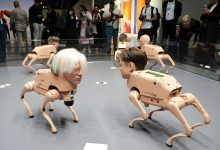 غافلگیری مردم در یک نمایشگاه؛ سگ‌های رباتیک با چهره ایلان ماسک و مارک زاکربرگ