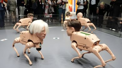 غافلگیری مردم در یک نمایشگاه؛ سگ‌های رباتیک با چهره ایلان ماسک و مارک زاکربرگ