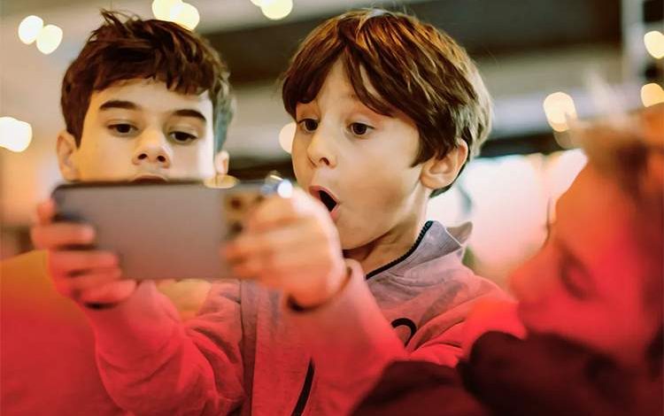 چرا تعامل کودکان با هوش مصنوعی نگران‌کننده است؟