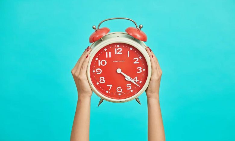 چرا چند دقیقه قبل از زنگ هشدار از خواب بیدار میشویم؟