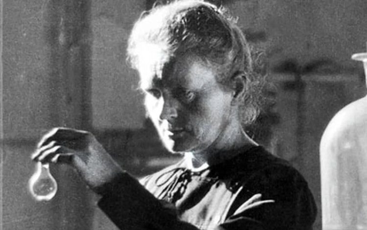 کشف رادیوم در ۲۶ دسامبر ۱۸۹۸: بهای جان ماری کوری