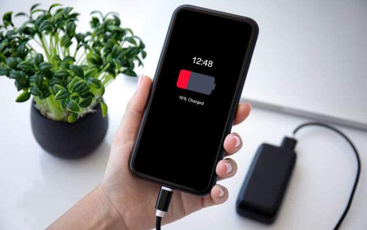 ۵ باور غلط صرفه‌جویی باتری که باید فراموششان کنید