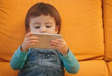 از خواب ناکافی تا افسردگی؛ پیامدهای نگران‌کننده گوشی هوشمند برای کودکان