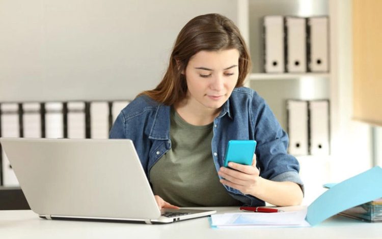 راز تمرکز و آرامش با یک حرکت ساده: گوشی را رو به پایین بگذارید