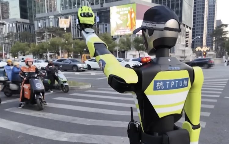 ربات انساننمای ترسناک در خیابانهای چین دیده شد