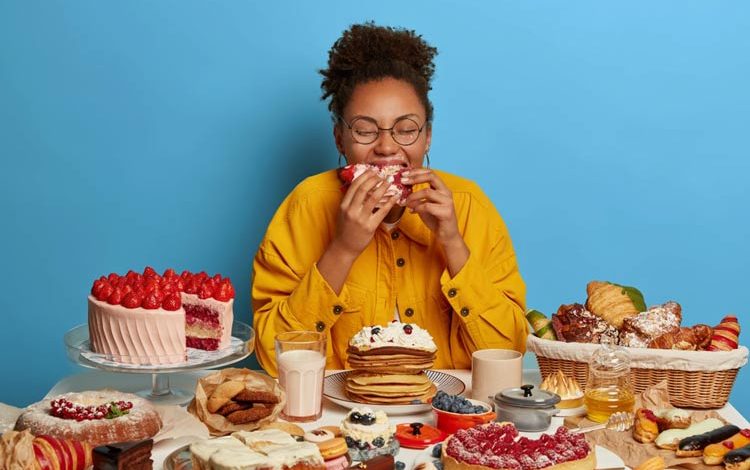 گرسنگی ذهنی چیست و چرا حتی در سیری غذا می‌خوریم؟